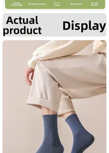 Détail de chaussettes mi-mollet bleu foncé avec tricot côtelé et texture en coton