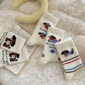Dicke Plüschsocken für den Winter mit süßer Dackel-Stickerei auf warmem, cremeweißem Stoff