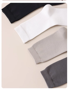 Detailansicht von vier einfarbigen Baumwollsocken mit hochwertigen gerippten Bündchen