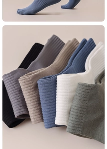 Détail de la texture côtelée et du revers élastique sur des chaussettes en coton colorées