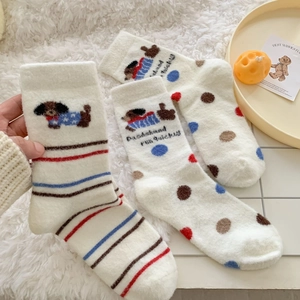 Dicke Thermo-Socken aus Korallenfleece mit süßen Dackel-Motiven und bunten Mustern