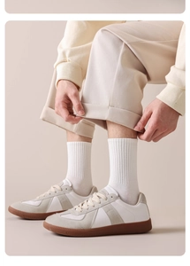 Détail de chaussettes en coton côtelé blanc portées avec des baskets style GAT