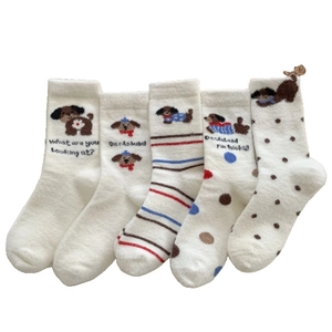 Fünferpack flauschige Thermo-Wintersocken mit süßer Hundestickerei und Streifenmuster