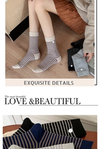 Détail de chaussettes rayées en coton avec bouton vintage et texture côtelée