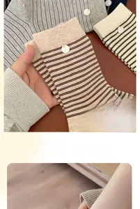 Détail des chaussettes rayées en coton avec boutons et bordures élastiques souples