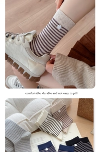 Gros plan de chaussettes en coton rayées avec boutons et plusieurs options de couleurs