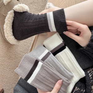 Chaussettes épaisses en laine pour femmes en noir gris et blanc avec rayures classiques