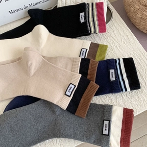 Fünf Paar Strick-Crew-Socken im japanischen Stil mit Streifen und Stoffetikett