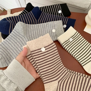 Lot de chaussettes rayées en coton en bleu marine, noir, gris et beige avec boutons