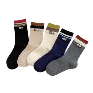 Fünferpack minimalistische Socken in Uni-Farben mit Jacquard-Streifen und Stoffetikett