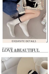 Gros plan de chaussettes en coton côtelé avec bordure contrastée et détail perle en 3 couleurs