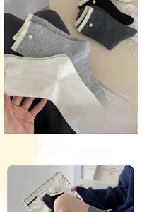 Vue détaillée de chaussettes mi-mollet en coton avec rayures et perles décoratives
