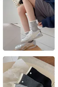 Gros plan de chaussettes en coton tricoté avec perles et diverses options de couleurs