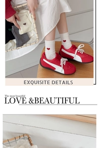 Détail de chaussettes blanches en coton avec broderie coeur rouge et baskets décontractées