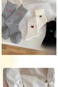 Détail des bords-côtes et broderie cœur sur chaussettes en coton de diverses couleurs