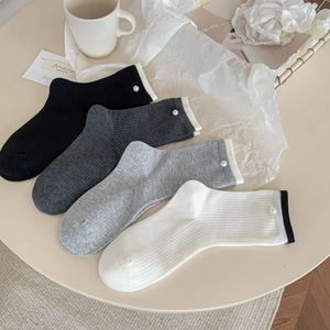 Chaussettes mi-mollet en coton pour femmes en quatre couleurs avec perles et rayures verticales