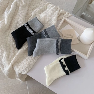 Set di quattro paia di calzini in maglia di cotone con bordo ondulato in tonalità crema