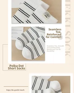 Details der nahtlosen Zehenpartie und des Hunde-Etiketts auf weiß gestreiften Socken