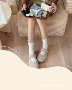 Détail de chaussettes blanches à pois avec bords à volants et divers coloris