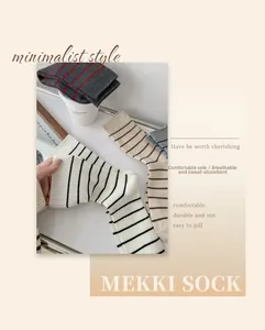 Gros plan de chaussettes à rayures extensibles montrant la texture côtelée en coton doux