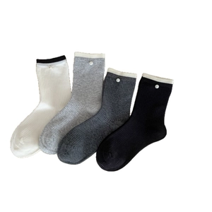 Chaussettes mi-hautes en coton côtelé avec perles en blanc, gris et noir