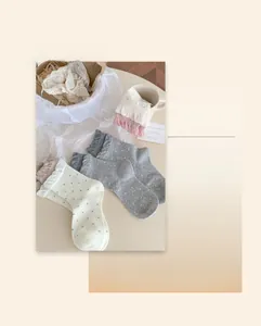 Détails des revers en dentelle à volants et motifs à pois sur chaussettes en coton