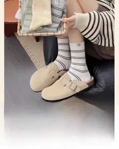 Detail gestreifter Baumwollsocken mit Puppy-Aufnäher und Rippstrick-Textur