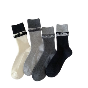 Set di quattro paia di calze con bordo in pizzo nei colori bianco, grigio e nero