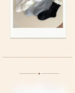 Gros plan détaillé de chaussettes en coton à pois avec bordure volantée en quatre coloris