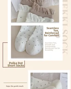 Détail de chaussettes en coton à pois avec pointe sans couture et bordure dentelle