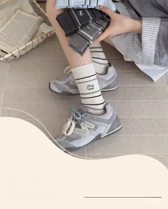 Détail de chaussettes en coton à rayures avec broderie chat mignon en plusieurs coloris