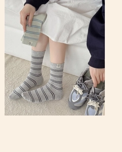 Detail von gestreiften Baumwollsocken mit Tieretiketten am gerippten Bündchen für Damen