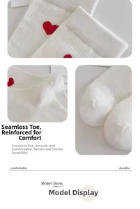 Vue détaillée de chaussettes en coton blanc avec pointe renforcée et broderie cœur rouge