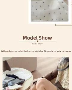Détail de chaussettes en coton à pois avec bord large confortable et sans marques