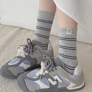 Gestreifte Crew Socken Für Damen Aus Gekämmter Baumwolle Atmungsaktive Freizeitstrümpfe Mit Süßem Hundepatch