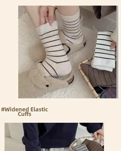 Détail de chaussettes en coton à rayures avec bords élastiques larges dans un panier