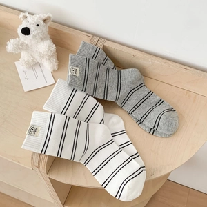 Damen Baumwollsocken mit klassischen schwarzen Streifen und Welpen-Stoffaufnäher
