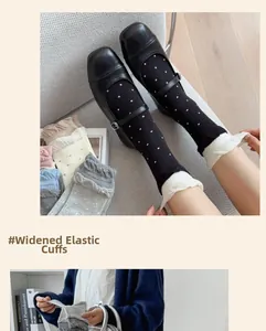 Détail des poignets élastiques et de la dentelle à volants sur chaussettes à pois