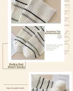 Gros plan de chaussettes en coton blanc avec rayures vertes et détails de pointe sans couture