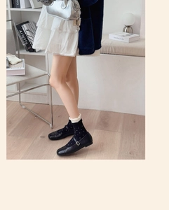 Chaussettes à pois avec bordure en dentelle à volants et chaussures Mary Jane