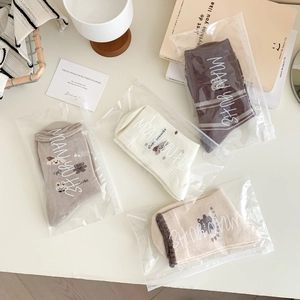 Quatre paires de chaussettes mignonnes aux motifs animaux dans des tons marron et beige