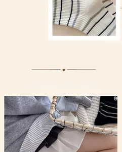 Détail de chaussettes en coton rayées avec revers renforcés et prise de vue style de vie