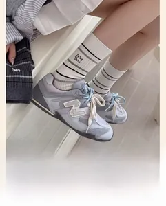 Détails de chaussettes en coton avec rayures et broderie de chien mignon en gros plan