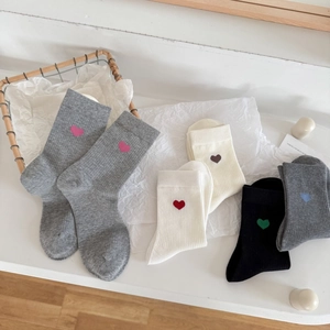 Chaussettes mi-mollet en coton avec broderie cœur minimaliste en plusieurs couleurs