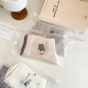 Trois paires de chaussettes ours mignonnes en beige et blanc avec sachets zippés