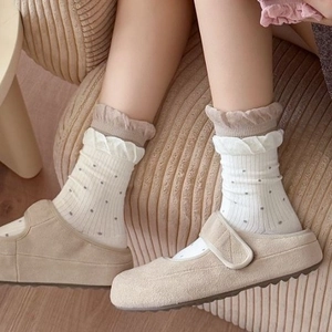 Chaussettes mi-hautes crème à pois gris avec bords à double volant en tricot de coton