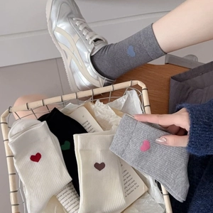 Chaussettes en coton pour femmes avec broderie cœur en quatre couleurs neutres