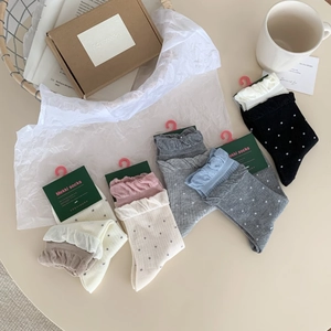 Chaussettes à pois pour femmes avec bords à volants en diverses couleurs pastel