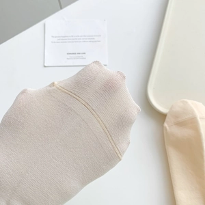 Détail de la couture invisible aux orteils sur chaussettes en coton beige respirant