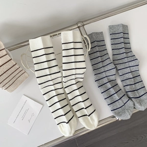 Trois paires de chaussettes mi-hautes rayées en coton peigné blanc, gris et beige pour femmes